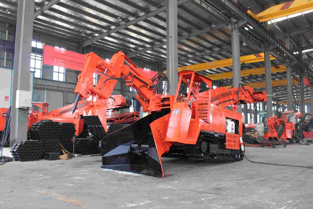 扒渣機(jī)履帶式和輪式有什么區(qū)別？襄陽廠家如何選擇？
