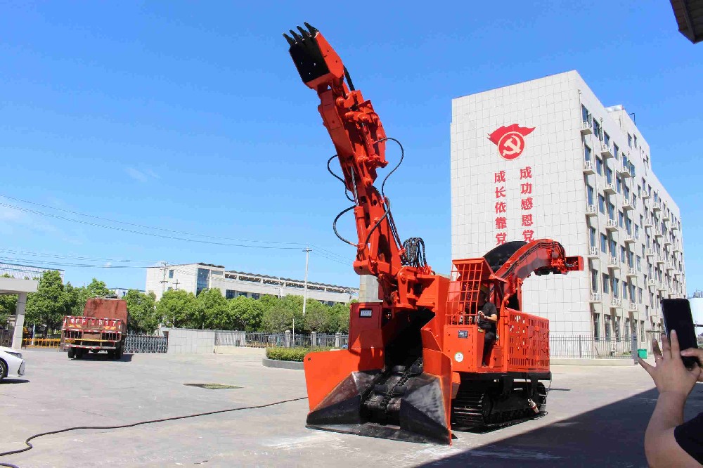 宜賓礦山里新一代年輕工人操作微型扒渣機(jī)是什么體驗(yàn)