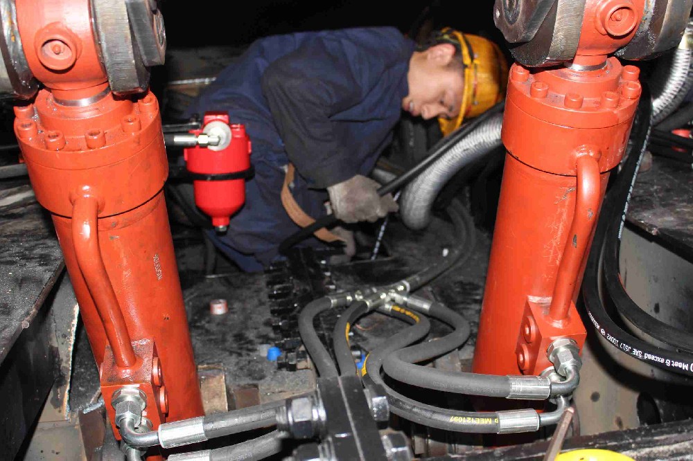 加長(zhǎng)臂扒渣機(jī) vs 專用扒渣機(jī)，哪個(gè)更好？
